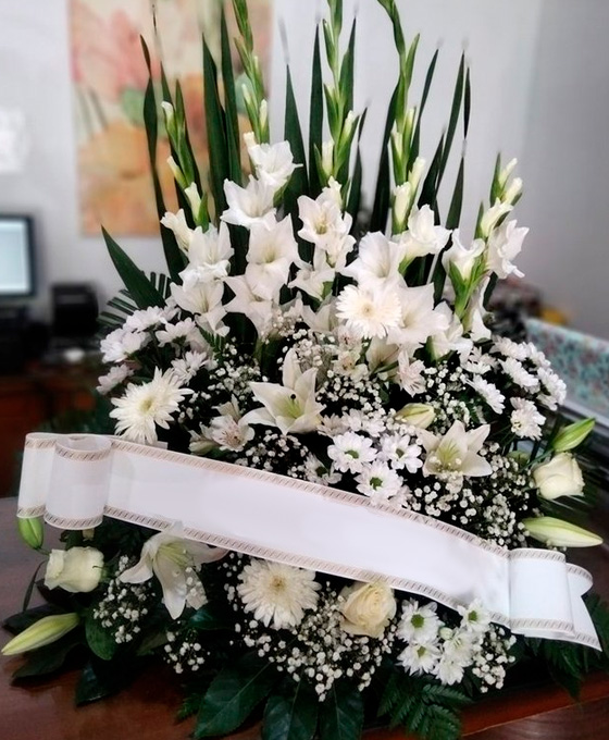 Centro de flores blancos